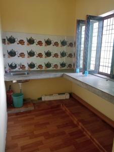 Hawālbāghjai maa kasardevi homestay的客房设有带柜台和窗户的厨房。