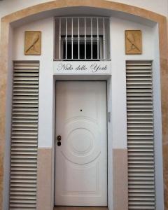 ポリニャーノ・ア・マーレにあるNido dello Yorkの白い扉