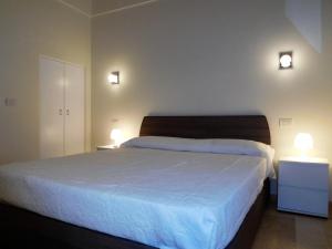ポリニャーノ・ア・マーレにあるNido dello Yorkのベッドルーム1室(壁に照明2つ付)