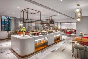 东兴Magnotel Hotel Dongxing Guomen Port的厨房配有一个摆放着餐具的柜台