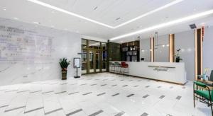 东兴Magnotel Hotel Dongxing Guomen Port的大厅的墙壁是白色的，墙上写着字