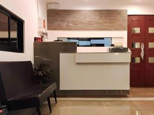 Ο χώρος του λόμπι ή της ρεσεψιόν στο RedDoorz @ Gerlins Lodge Two