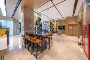 una grande cucina con tavolo e alcune sedie di Echarm Hotel Taizhou International Convention and Exhibition Center a Ma-pu-ch'iao