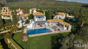 an aerial view of a villa with a swimming pool at Villa Mare Magna in Plépi +23 photos