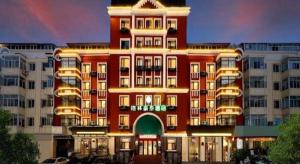 哈尔滨GreenTree Inn Harbin Central Avenue的一座红色的大楼，里面有一栋建筑