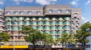 uma representação de um edifício com detalhes em verde e amarelo em IU Hotel Changsha Yuanjialing Metro Station 2nd Hospital of Xiangya em Changsha