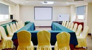 石家庄James Joyce Coffetel Shijiazhuang the Mixc Xinbai Plaza Metro Station的一间有蓝色桌子和椅子的会议室