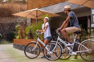 聖吉爾萊班的住宿－多摩酒店，自行车上的男人和女人