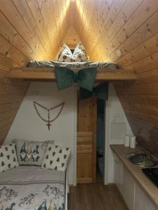 Η κουζίνα ή μικρή κουζίνα στο NEW! Glamping House with new hot tub and sauna- Hisa oddiha UPDATED DECEMBER 2025 +35 φωτογραφίες