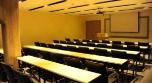 西安Atour Hotel Xi'an High Tech Dazhai Road的一个带桌椅和黑板的教室