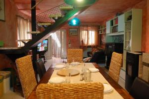 a dining room with a long table and chairs at Casa Pilar in Capannori