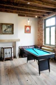 Vurste的住宿－'t Schippershuis，一间设有乒乓球桌的房间