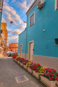een blauw gebouw met bloempotten voor een gebouw bij La Dolce Sosta in Crotone