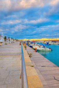 een rij boten aangemeerd in een jachthaven bij La Dolce Sosta in Crotone