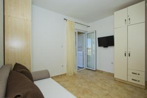 een woonkamer met een bank en een tv bij Apartment Lusy in Hvar