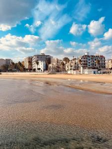 een uitzicht op een strand met gebouwen op de achtergrond bij La Dolce Sosta in Crotone