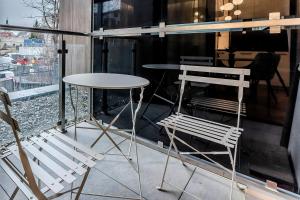 twee stoelen en een tafel en twee tafels op een balkon bij Apartament Opal Centrum Lublin in Lublin