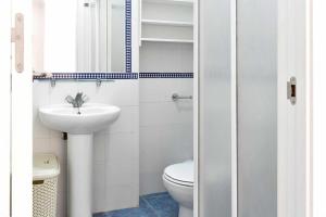 Ванная комната в Piso Saturno Bajo C Conil +12 фотографий