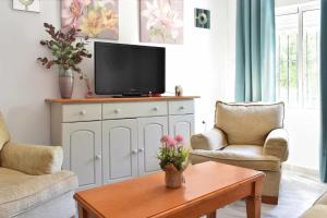 Телевизор и/или развлекательный центр в Piso Saturno Bajo C Conil