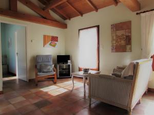 莫雷勒斯Gîte Nénuphar - Gîtes Au Bas Marais的客厅里有一张沙发和一张桌子。