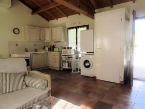 莫雷勒斯Gîte Nénuphar - Gîtes Au Bas Marais的带沙发和冰箱的厨房