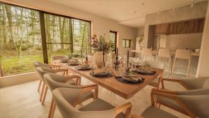 a dining room with a long table and chairs at 來Lai 北軽井沢Resort Villa 158 in Tsumagoi