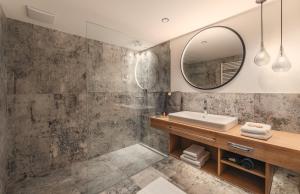 un baño con lavabo y espejo en Hotel Panorama, en Scena