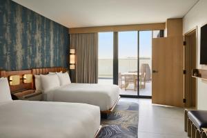 ein Hotelzimmer mit zwei Betten und Balkon in der Unterkunft The REMI Scottsdale, Autograph Collection in Scottsdale + 110 Fotos