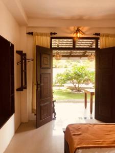 Una cama o camas en una habitación de Coco Breeze Villa