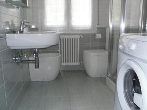 un bagno con lavandino e lavatrice di Appartamento Gigliola a Milano Marittima