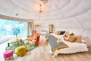 Χώρος καθιστικού στο リバーサイドグランピングNuts