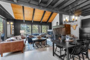 Black Butte RanchにあるShields Shaletのソファとテーブルのあるリビングルーム