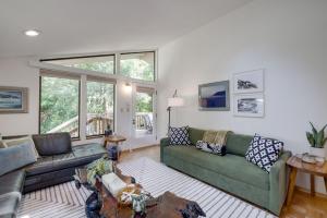 a living room with two couches and a table at The Three Bears MCA 901 in Manzanita