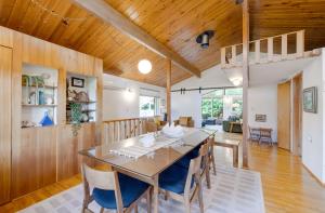 a dining room and living room with a table and chairs at The Three Bears MCA 901 in Manzanita