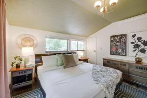 a bedroom with a large white bed and a window at The Three Bears MCA 901 in Manzanita