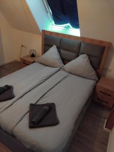 オットーボイレンにあるOttobeuren apartmentのヘッドボード付きの大きな白いベッドのある寝室