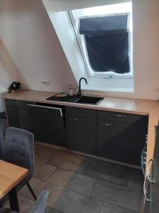 オットーボイレンにあるOttobeuren apartmentのシンクと窓のあるキッチン