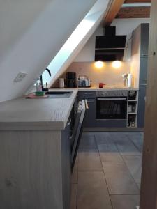 オットーボイレンにあるOttobeuren apartmentのシンクとコンロのあるキッチン +4枚の写真