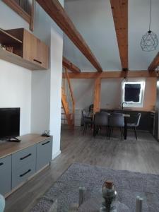 オットーボイレンにあるOttobeuren apartmentのリビングルーム(テレビ付)、ダイニングルーム