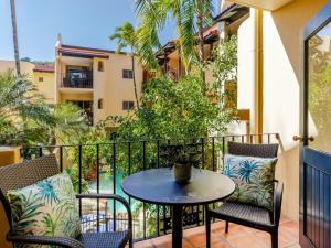 2BR Ground-Floor Gem, Walk to Everything, 2 Pools في ميناء دوغلاس: فناء مع طاولة وكراسي على شرفة