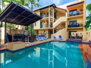 2BR Ground-Floor Gem, Walk to Everything, 2 Pools في ميناء دوغلاس: حمام سباحة أمام مبنى