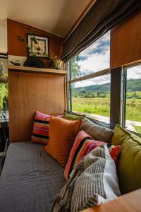 Μια τηλεόραση ή/και κέντρο ψυχαγωγίας στο House Bus Stay Pohara