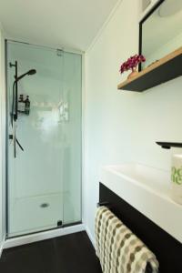 Ένα μπάνιο στο House Bus Stay Pohara