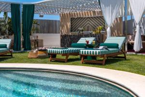 ein Pool mit Liegestühlen neben einem Schwimmbecken in der Unterkunft The Xon Hotel in Cesme + 40 Fotos