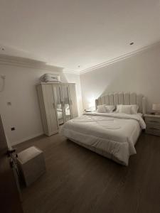 En eller flere senge i et værelse på شقة أنيقه غرفتين وصالة بدخول ذاتي