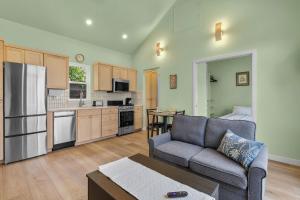 Una sala de estar con un sofá y una cocina. en Scrubjay Suite, en Redmond 10 fotos más