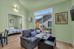 una sala de estar con un sofá y una mesa en Scrubjay Suite, en Redmond