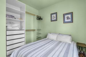 un dormitorio con una cama y un armario en Scrubjay Suite, en Redmond