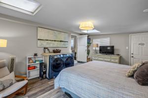 TV a/nebo společenská místnost v ubytování Aspen Bungalow