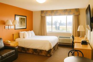 una stanza d'albergo con un letto e una finestra di Best Maple Inn - Drayton Valley a Drayton Valley
